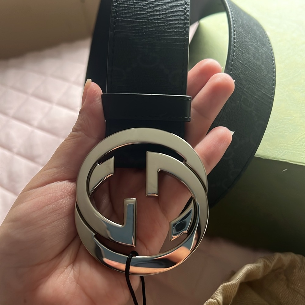 Gucci Black Belt with Iconic Silver Logo Buckle - Picture 3 of 3